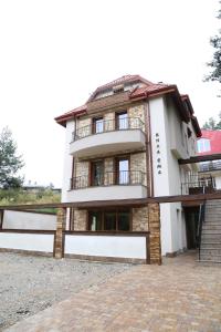 un gran edificio blanco con una valla delante en Villa Ema en Panichishte