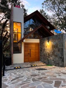 El edificio en el que está el chalet de montaña