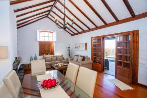 Posedenie v ubytovaní Casa Seara Piscina, Wifi y 400 metro de la playa,