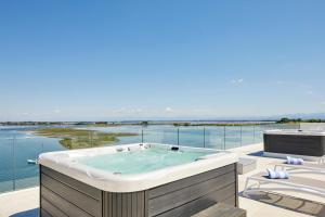 eine Whirlpool-Badewanne auf der Terrasse eines Hauses in der Unterkunft Riva Palace Hotel in Grado