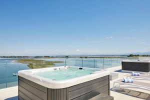 un jacuzzi en la terraza de una casa en Riva Palace Hotel, en Grado