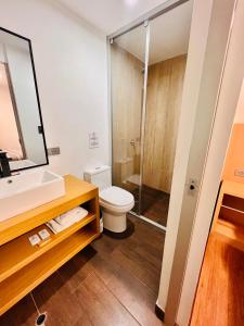 OQ STANDARD HOTEL - Airport tesisinde bir banyo