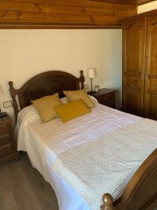 Een bed of bedden in een kamer bij Casa ferreiro