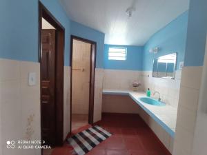 y baño con bañera, lavabo y aseo. en Casa Mineira en Alter do Chao