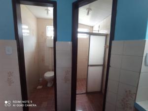 baño con aseo y baño con 2 puertas de cristal en Casa Mineira en Alter do Chao