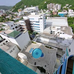 une vue aérienne des bâtiments d'une ville dans l'établissement Apartamento en Santa Marta Brisa Marina 8 by reservastodo, à Santa Marta