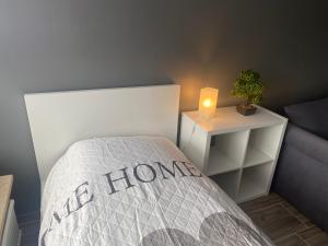 Postel nebo postele na pokoji v ubytování 3 Zimmer Apartment Duisburg Homberg 7 Etage