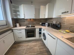 Kuchyň nebo kuchyňský kout v ubytování 3 Zimmer Apartment Duisburg Homberg 7 Etage + 15 fotografií