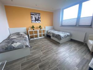 Postel nebo postele na pokoji v ubytování 3 Zimmer Apartment Duisburg Homberg 7 Etage