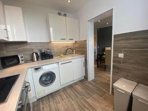 Kuchyň nebo kuchyňský kout v ubytování 3 Zimmer Apartment Duisburg Homberg 7 Etage