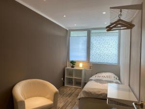 Postel nebo postele na pokoji v ubytování 3 Zimmer Apartment Duisburg Homberg 7 Etage
