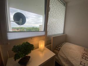 Postel nebo postele na pokoji v ubytování 3 Zimmer Apartment Duisburg Homberg 7 Etage