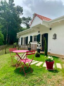 una mesa y sillas frente a una casa en Bons Baisers du Touquet - Villa Caracole, en Le Touquet-Paris-Plage