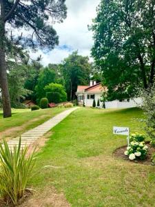 un patio con un cartel delante de una casa en Bons Baisers du Touquet - Villa Caracole en Le Touquet-Paris-Plage