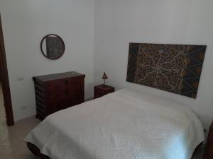 リーパリにあるVilletta Dianaのベッドルーム1室(ベッド1台、壁掛け鏡付)
