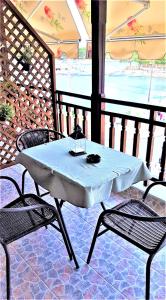 una mesa blanca y 2 sillas en el patio en Zefyros Studios, en Neos Marmaras