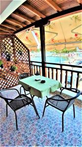 un tavolo e due sedie su un patio con acqua di Zefyros Studios a Néos Marmarás