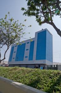 un edificio azul con un cartel en el costado en Hotel Torresur Tacna, en Tacna