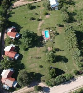 una vista aérea de una casa con patio en Cabanas Parparim en Mina Clavero