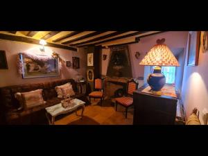 un soggiorno con divano e tavolo con lampada di Room in Guest room - Beautiful rural house in Valeria a Valeria