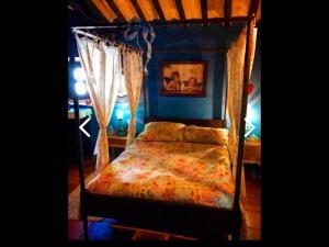 เตียงในห้องที่ Room in Guest room - Beautiful rural house in Valeria