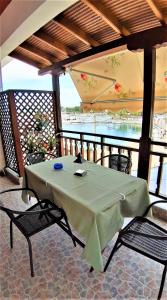 una mesa en un balcón con vistas al agua en Zefyros Studios, en Neos Marmaras
