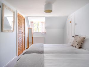 Postel nebo postele na pokoji v ubytování Lisle Combe Cottage