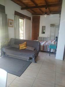 sala de estar con sofá y cama en Tranquilidade e linda vista da lagoa, en Florianópolis