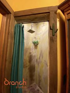 Et badeværelse på Oranch House, Studio & Wilderness
