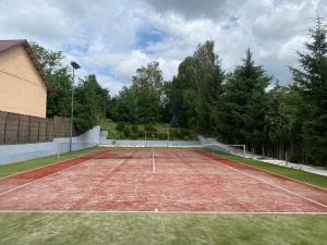 Tenis a/nebo squash v ubytování Chata pod bocianem nebo okolí