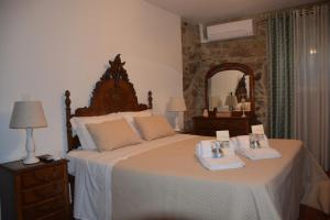 ein Schlafzimmer mit einem großen Bett mit zwei Handtüchern darauf in der Unterkunft Quinta da Cachada in Moure + 39 Fotos