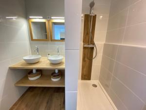 a bathroom with two sinks and a shower at Marina appartement sur l’eau in Le Grau-du-Roi