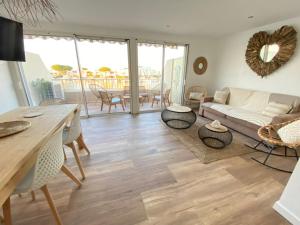 ル・グロー・デュ・ロワにあるMarina appartement sur l’eauのソファとテーブルのあるリビングルーム