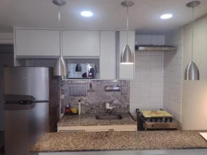 Virtuvė arba virtuvėlė apgyvendinimo įstaigoje Porto Real Resort Suites 1