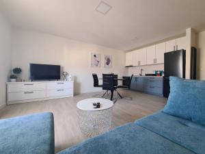 Televízia a/alebo spoločenská miestnosť v ubytovaní Blue sky apartment