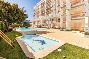 an empty swimming pool in front of a building at Vilamoura Marina, Av Tivoli in Vilamoura