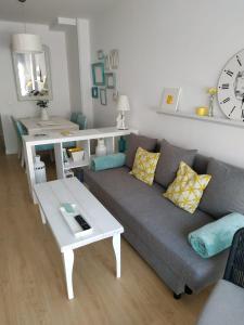 uma sala de estar com um sofá e uma mesa em Patio em Zamora