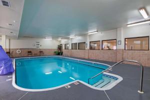 a large swimming pool in a building at Best Western Clearlake Plaza in Springfield
