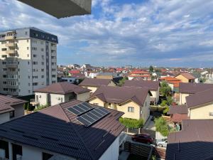 un groupe de maisons avec des panneaux solaires sur les toits dans l'établissement Libertatii 88 Luxury Apartment, à Bragadiru