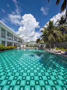 Swimming pool sa o malapit sa Radisson Resort Pondicherry Bay