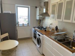 Kuchyň nebo kuchyňský kout v ubytování Libertatii 88 Luxury Apartment