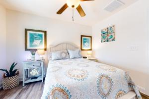 מיטה או מיטות בחדר ב-Seashore Villas --- 30116 Tidal Bay Ln