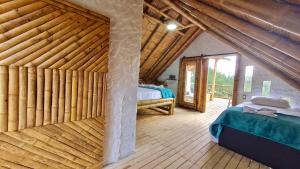 Rúm í herbergi á Hass Glamping Jericó