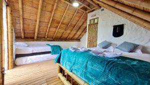 Rúm í herbergi á Hass Glamping Jericó