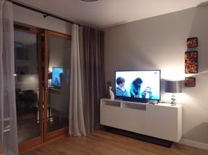 Televízia a/alebo spoločenská miestnosť v ubytovaní Apartament Amber - AZW Gdańsk