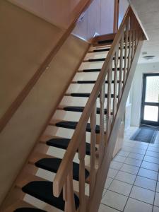 escalera con barandillas de madera y alfombra blanca y negra en Hemmer Hofstede, en Hem