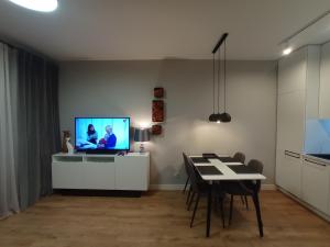 Televízia a/alebo spoločenská miestnosť v ubytovaní Apartament Amber - AZW Gdańsk