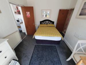 Postel nebo postele na pokoji v ubytování PINK HOUSE ,Opposite Beach ,SLEEPS 6 , 2 BEDROOM GROUND FLOOR SELF CONTAINED GARDEN FLAT , PRIVATE ENTRANCE , KITCHEN , Guaranteed Parking ,Wifi , Movies ,Bathroom ,fridge , microwave ,BEDROOM 1, DOUBLE BED & 2 SINGLE BEDS ,BEDROOM 2 , DOUBLE BED