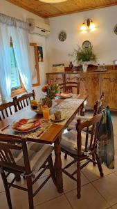 Gallery image of Retro Wooden House Gaios in Gaios