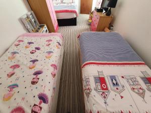 Postel nebo postele na pokoji v ubytování PINK HOUSE ,Opposite Beach ,SLEEPS 6 , 2 BEDROOM GROUND FLOOR SELF CONTAINED GARDEN FLAT , PRIVATE ENTRANCE , KITCHEN , Guaranteed Parking ,Wifi , Movies ,Bathroom ,fridge , microwave ,BEDROOM 1, DOUBLE BED & 2 SINGLE BEDS ,BEDROOM 2 , DOUBLE BED